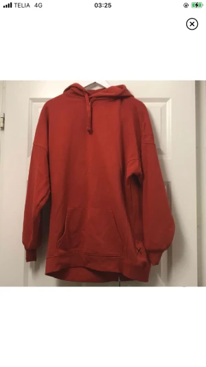 Hoodie - Fin hoodie! Den går för endast 30kr+frakt! Den är använd ett fåtal gånger och är i bra skick! Skriv om du vill köpa! 