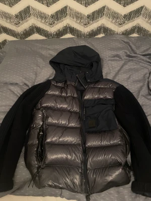 CP Company jacka - En blå cp company jacka.  Köptes från nk för två år sen och påsen ingår. Bra skick inga skador 