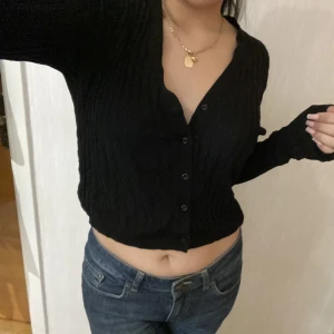 Ribbad tröja  - En ribbad tröja med knappar, lite genomskinlig men inte alls mycket ✨köpt från bikbok andvänds tre gånger✨ Storlek M