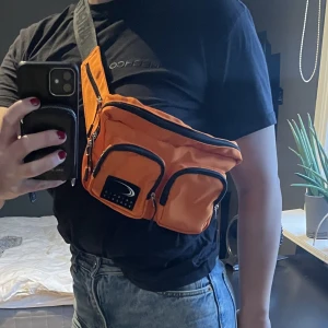 Oanvänd Axel Arrigato bumbag - Helt oanvänd cool bumbag från Axel Arrigato (inköpspris 1200kr )