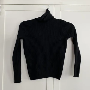 Svart stickad polotröja  - Svart stickad polotröja 