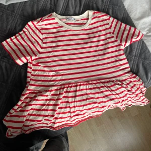 Randig zara tröja - Knappt använd och i väldigt bra skick🤍