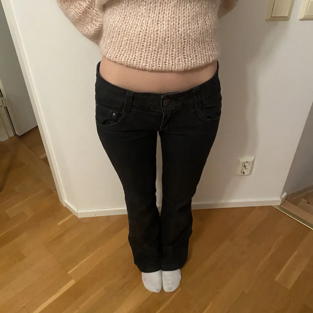 Svarta low waist jeans, skulle säga att det är W27 och L32. Jeans & Byxor.