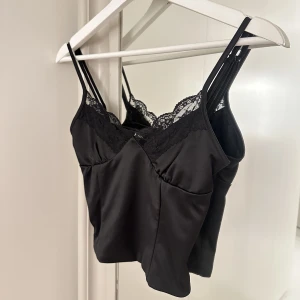korsett/linne - Svart korsettliknande topp från bikbok i strl xs, nyskick! skriv för bilder på🤍