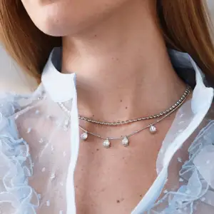 Caroline Svedbom Diamond chain i rhodium. Fint skick. Köpt för 695kr och säljer för 400kr💙🤍18 karat rhodium 