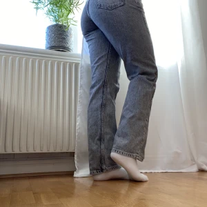 gråa jeans - säljer dessa jeansen ifrån junkyard i modellen straight! Dom är i storleken XS men passar mig som är S! orginalpriset är 500kr men jag säljer dem för 250kr💓 