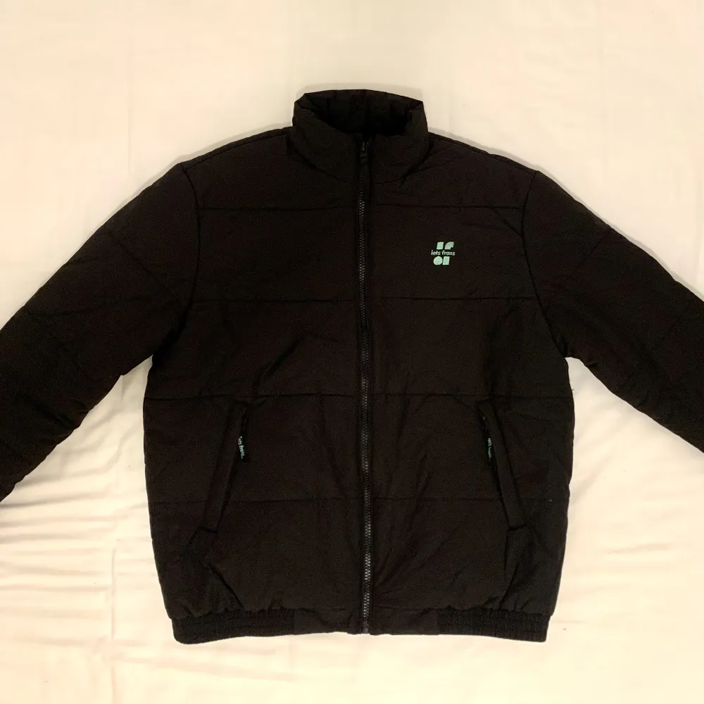 Black puffer jacket from Urban Outfitters. Men’s jakcet. Never worn with tag!. Jackor.