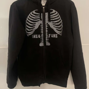 One of one hoodie - Tröjan är i jätte fint skick och är knappt använda. Pris går att diskutera!