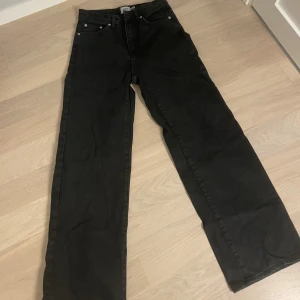 Svarta utsvängda jeans - Svarat utsvängda jeans från lager 157. Aldrig använda då dom är lite små. Stl S