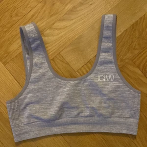 Sport-bh  - Grå sporttopp/bh från ICIW. Sparsamt använd. 