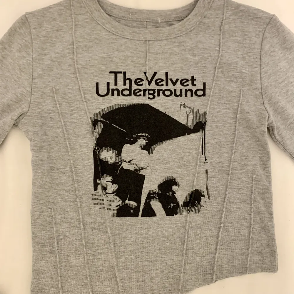 Assymetric Long-sleeve “The Velvet Underground” from Korea. Stretchy, slightly cropped and arm sleeves are long. Worn once!. Toppar.