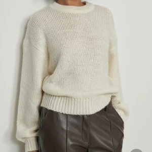 Vit Stickad tröja  - Säljer denna stickade tröja från NA-KD då jag inte kan lämna tillbaka den, den är ny och använd 1 gång sparsamt!! Priset + frakten 