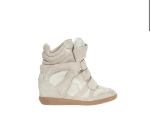 Isabel marant sneakers  - Säljer dessa isabel marant ”BEKETT SNEAKERS” i storlek 39, skorna är i bra skick. Nypris cirka 5000kr, säljer för 2000kr. Hör av dig för fler bilder eller frågor. Köparen står för frakten 💕