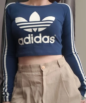 Adidas originals top tröja sweater  - Blå croppad Adidas tröja i nyskick, märkt small(8) men passar xs också då passformen är tajt och stretchig. Glöm inte att kolla mina övriga annonser <3