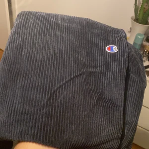 Manchester byxor från champion  - Snygga mörkblåa champion byxor storlek L