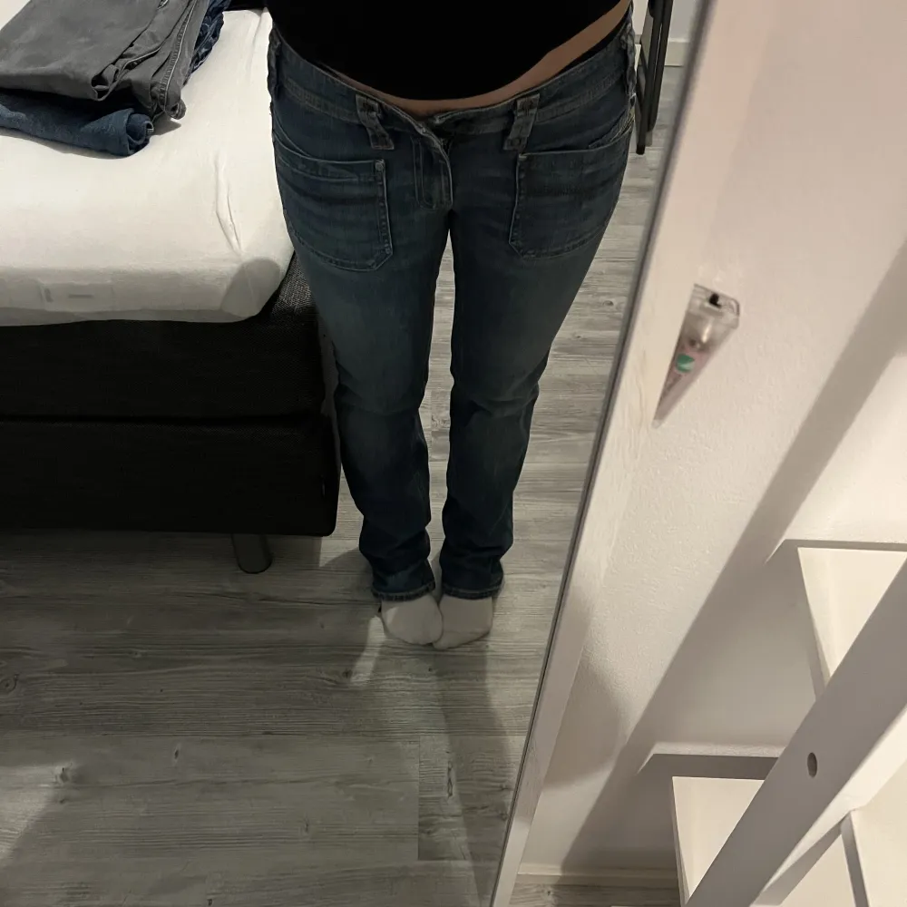 diesel jeans med as snygga detaljer på bakfickorna! köpta seconhand, men har själv aldrig fått använding av dem! hör av er om frågor, startar en budgivning för att se hur mycket dem hade kunnat säljas för! så buden är inte bindande!. Jeans & Byxor.