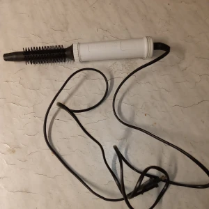 Babyliss lockborste, vit - Fullt fungerande lockborste Babyliss .vit.hämtas i skene alt skickas o köpare betalar frakten o Swishbetalning tillämpas alt kontant betalning .