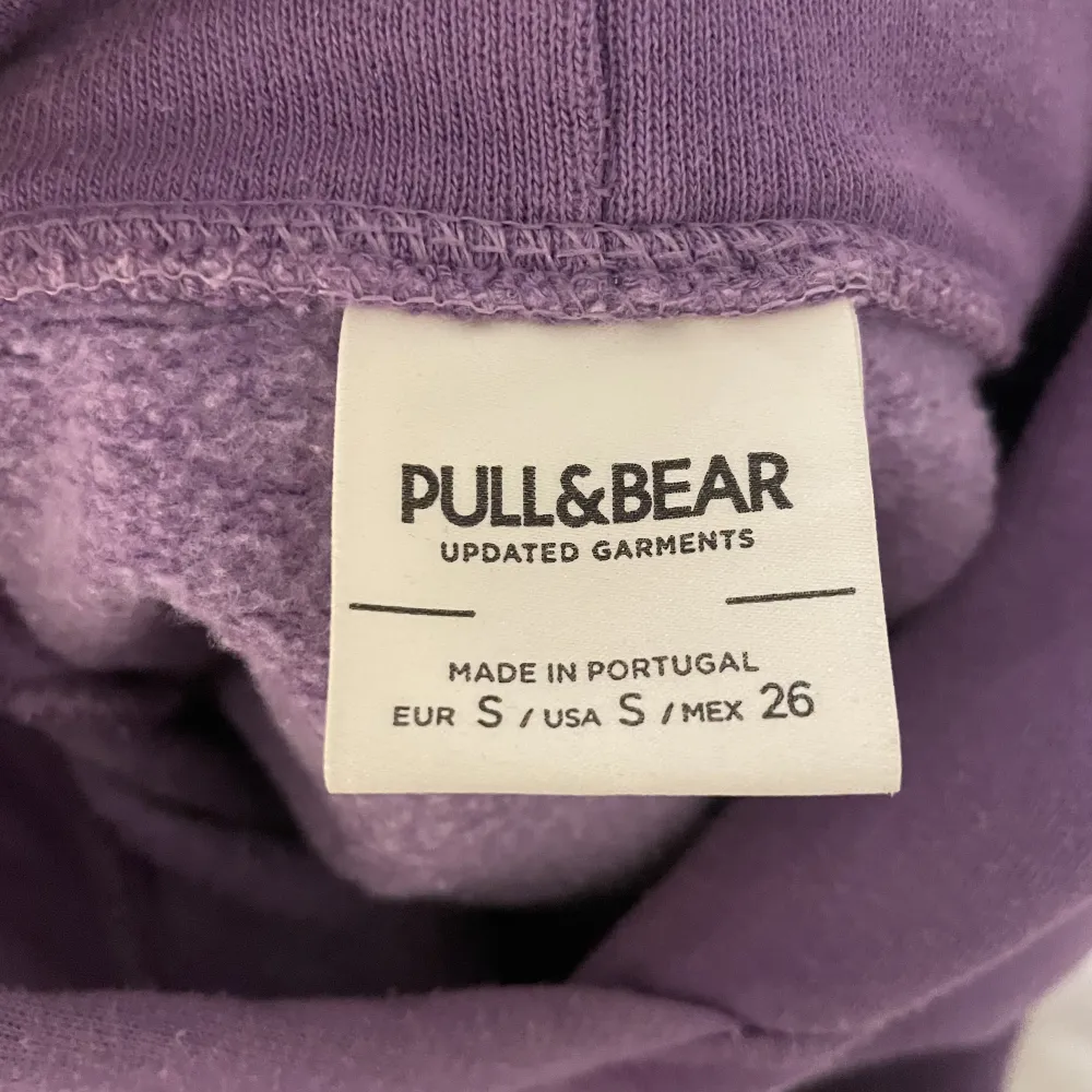 Säljer en jättefin hoodie från Pull&bear. Använd ett fåtal gånger. Kan mötas upp i Stockholm. Köparen står för frakten.. Hoodies.