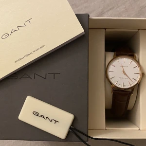 Gant Park Hill  - Gant Park Hill  Äkta, samt brunt läder!  Mycket fint skick, knappt använd!  Skicka meddelande för mer bilder etc.  Nypris ca 1600kr Postar spårbart!  