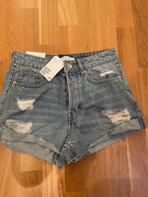 Jeans short från HM - Helt slitternya jeansshorts från HM i storlek 36. Aldrig använda och väldigt fina.