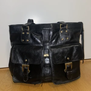 Vintage väska - Supersnygg svart vintage väska med gulddetaljer. Köpt second hand. Många användbara sido- och innerfack. Köparen står för frakten😁