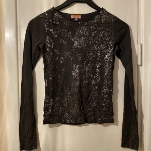 y2k långärmad - så skön och tunn långärmad! gammal barnklädesplagg men funkar jätte bra för S-M!