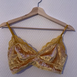 Bralette  - Gul/guld bralette med spets detaljer, jag har andvändt denna som en crop top fest topp 