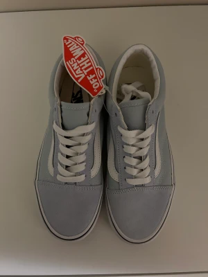 Vans helt nya - Säljer dessa helt nya jättesnygga Vans sneakers i en ljusblå färg. Köpta för 700kr. Storlek 36! Prislappen sitter kvar💗