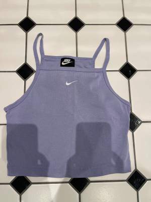 Så fint Nike linne, i lila/ljusblå färg! 💜Storlek S. Säljer då jag växt ur den! 