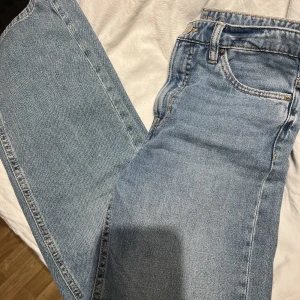 Jeans - Blå jeans köpta för 500kr, byxorna är köpta från Lindex. Kan tänka mig att sänka priset vid snabb affär.