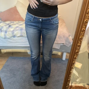 Lågmidjade jeans - Säljer dessa så snygga jeans i storlek 30/32 då de är lite stora på mig💕