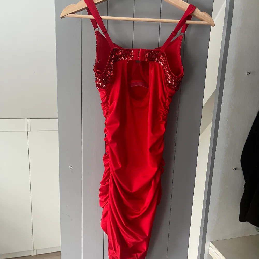 Säljer min assnygga röda klänning med paljetter! Den är jättecool och passar super på fest! skulle uppskatta BH-storlek A/B! och eftersom det är ganska stretchigt material passar den XS-M! säljer den för 170kr + frakt (66kr)❤️❤️. Klänningar.