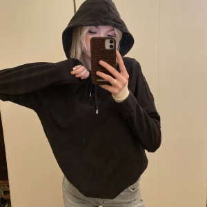 Svart hoddie  - Helt vanlig svart hoddie från Samsø samsø. Herrmodell, men passar både tjejer och killar! Jättesnygg luva!🖤