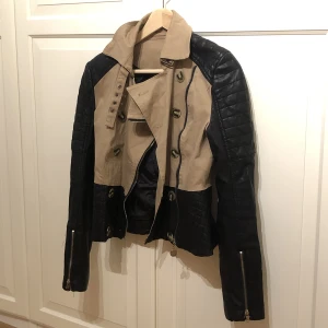 Skinnjacka  - Super snygg slim skinnjacka!🖤super bra skick! Är i storlek S säljs för 200kr + frakt