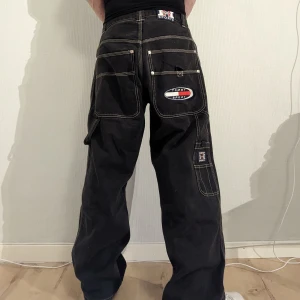 Tommy Sport 90's baggyjeans  - Svarta coola baggyjeans från Tommy Sport. 90-tals baggyjeans. Säljes i befintligt skick 