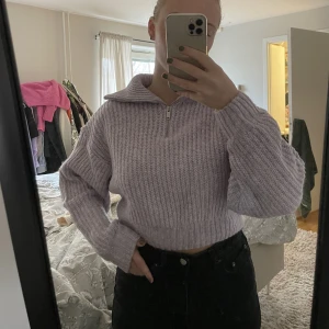 Stickad tröja - Säljer stickad tröja som jag längre inte använder från Gina tricot:/ väldigt bekväm och är lite kortare 👌🏼skriv vid intresse 💛