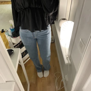 Bikbok jeans ⭐️ - Jag säljer nu dessa fina jeans p.g.a att de inte kommer till användning! Jag är ca. 164 men dem är nästan för långa för mig så skulle även passa för dem som är över 164. 🫶🏼använda endast två gånger 🫶🏼köpte dem för 599kr och säljer nu dem för 400kr +frakt! 