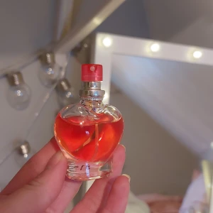 Liten parfym<3 - Jag har använt den ca 4 gånger och den luktat jätte gott men har andra parfymer som luktar godare så därför säljer jag den. Den är liten och lätt att ha i väskan.  