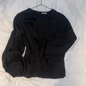 WERA blus - Fin glansig blus från WERA