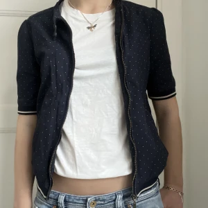 Jacka! - Så fin kortärmad jacka, storlek M men skulle säga att det sitter som S❤️