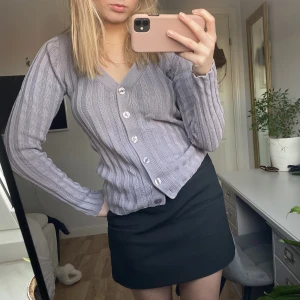 Stickad cardigan - Söt grå cardigan i storlek S. Köppt secondhand men i fint skick fortfarande!!💕