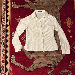 . - Mysig silk blus till sommaren o luftig