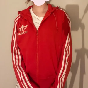 adidaszipup - Jättefin röd adidas zipup som inte används längre tyvärr. Köpt second hand. Den är overzised i storleken den känns som M. Inga synliga skador