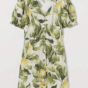 Jättefin klänning från H&M i viskos och linne 💚 Storlek 38, säljer för 100 kr 💛