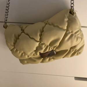 Gul/beige handväska från hm original pris: 99