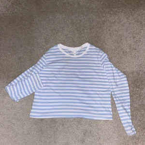 Randig tröja - En söt randig långärmad tshirt😊 Den är liten i storleken och köpte därför L, har vanligsvis S🫶