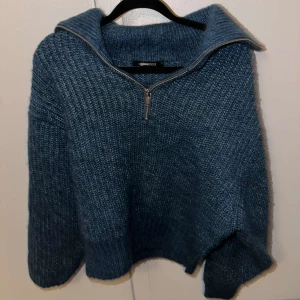 Stickad tröja  - Stickad tröja blågrön aldrig använd- kontakta för mer information 