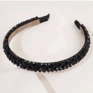  Diadem - Ett svart glitterdiadem i bra kvalitet och skick. Säljer pga. andvänder inte.