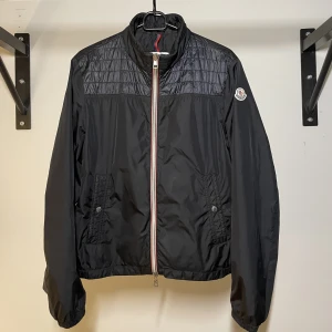 Moncler Vindjacka  - Moncler Windbreaker // Skick: 9/10 // Storlek: 2, motsvarar S/M // Pris: 2100 kr // Jag bjuder på spårbar frakt via Postnord // 60+ kundomdömen finns vid intresse 