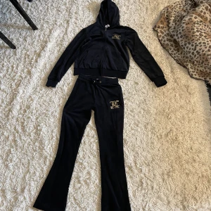 Juicy couture  - Säljer mitt svarta juicy couture sätt i barn storlek som är i nyskick.Pågrund av att det inte används. Jag har två olika storlekar på tröjan, jag har i både 10-11 år och 12-13 och byxorna är i storlek 10-11 och passar mig som är ca 145-150 cm. Nypris 1200